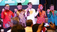 Menteri Hukum dan Ham Yasonna H Laoly, Ketua Umum Partai Idaman Rhoma Irama, Ketua DKPP Jimlly Assidiqie, Peneliti LIPI Siti Zuhro, Komisioner KPU Ida Budiati bergandeng tangan usai meresmikan pendaftaran Partai Politik untuk Pemilu 2019 di Kemenkumham, Jakarta, Selasa (24/5/2016).
