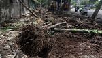 Usai Ditertibkan, Trotoar di Kawasan Senayan Dibersihkan