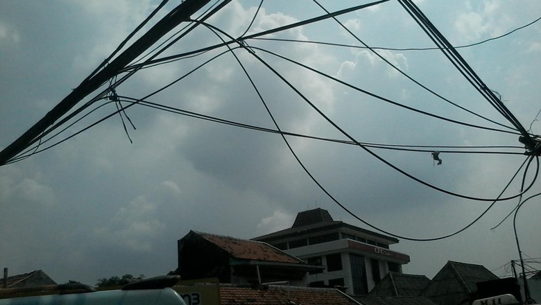 Fikri Tewas Kesetrum Saat Ambil Layangan Tersangkut di Kabel Fikri Tewas Kesetrum Saat Ambil Layangan Tersangkut di Kabel
