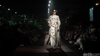 Denny Wirawan berkolaborasi dengan Balijava Batik Kudus.