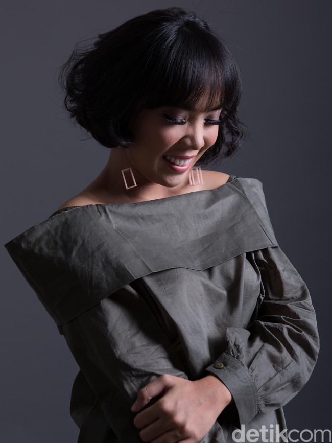 Fotografer: Zaini Rahma. Stylist: Reynintha Sarassati Dan Tatiana Anggita. MUA: Ochi Pramita. Hair do: Dhea Astari. Model: Fitri Tropica.