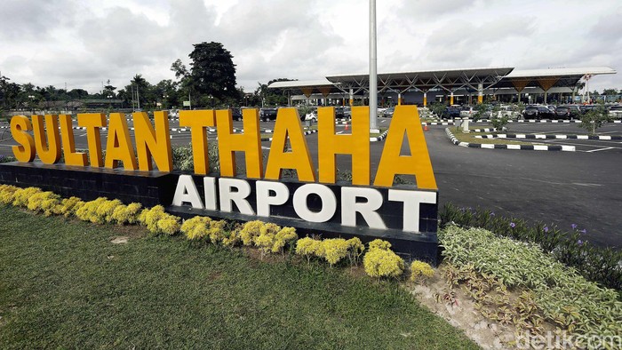 Bandara Sultan Thaha merupakan terminal baru di Jambi. Bangunan ini mengusung konsep modern dari sisi gedung dan infrastrukturnya, tapi sentuhan interiornya menghadirkan objek-objek kedaerahan.