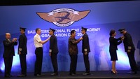 Penyematan lencana. (Dok. Garuda Indonesia)