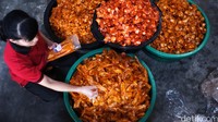 Dan, tak afdol rasanya berkunjung ke Bukittinggi atau Padang tanpa membawa sekantong keripik sanjai yang nikmat.