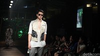 Model pria memperagaan salah satu karya Denny Wirawan.