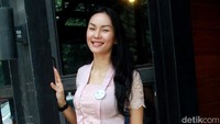 Ia mengenakan kebaya berwarna pink yang dipadu kain berwarna biru-pink dan heels nude. Pool/Gus Mun/detikFoto.