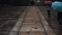 Foto: Terus berjalan ke dalam, ada benteng besar dan tinggi. Bangunan istana megah yang terlihat di atasnya yang menjadi lokasi makam Zhu Yuanzhang serta beberapa raja lainnya (Rizal/detikTravel)