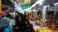 Para wisatawan lokal maupun mancanegara berbelanja di Pasar Wat Arun.