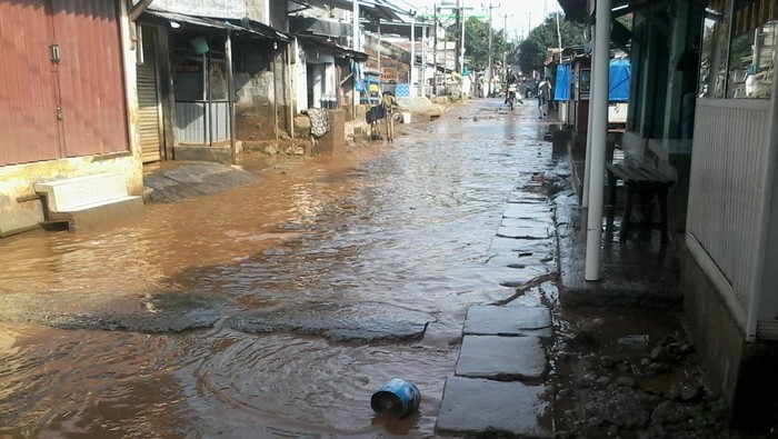 Kali Angke Meluap, Jalan di Sawangan Depok Tergenang