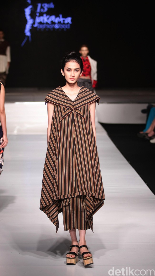 Lulu Lutfi Labibi Jalinan Lungsi Pakan Jakarta Fashion & Food Festival 2016 at Hotel harris. Kelapa Gading. Jakarta. [Foto: Mohammad Abduh/Wolipop]