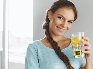 Benarkah Infused Water Lemon Bisa Membakar Lemak Tubuh?