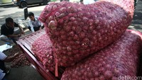Di pasar murah ini bawang merah dijual dengan harga Rp 25.000/kg. Berbeda dengan harga di pasar yang menembus Rp 40.000/kg.
