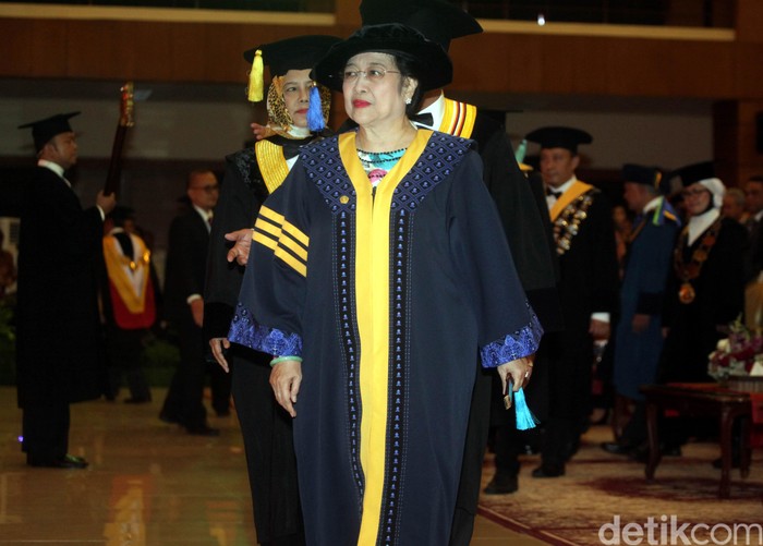 Jokowi Tak Hadiri Penganugerahan Doktor Megawati, ini Kata Sekjen PDIP