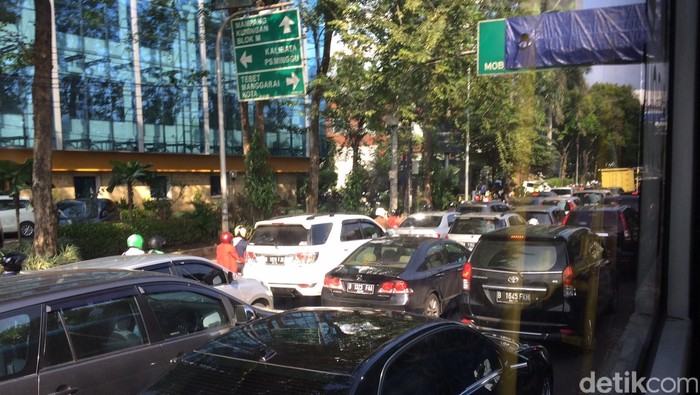 Jalan MT Haryono Macet Parah, Kendaraan Terkunci di Pancoran