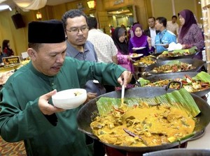 Ngakak! Dikira Restoran, Satu Keluarga Ini Makan di Rumah Orang