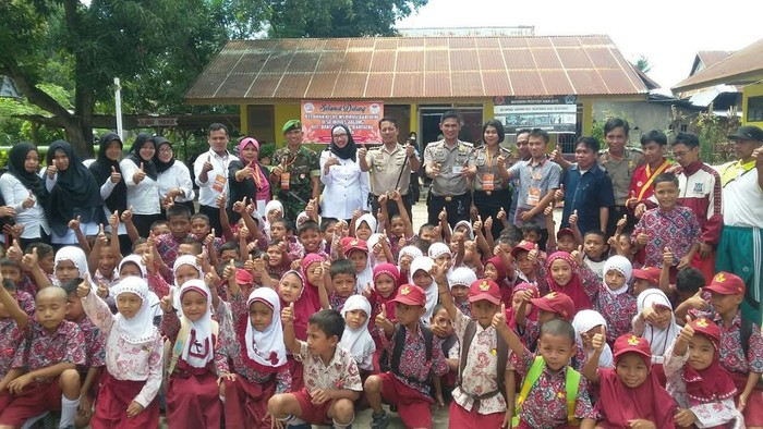 Saat Polisi Menjadi Guru Bahasa Inggris Bagi Anak SD