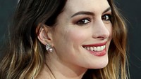 Aktris 33 tahun itu terlihat cantik memesona saat tersenyum. Frederick M. Brown/Getty Images/detikFoto.