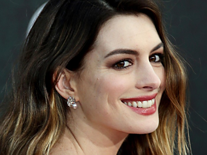 Anne Hathaway HOLLYWOOD, CA - MAY 23: Actress Anne Hathaway attends the premiere of Disneys Alice Through The Looking Glass at the El Capitan Theatre on May 23, 2016 in Hollywood, California. (Photo by Frederick M. Brown/Getty Images)
