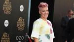 Gaya Pink dengan Dress Tie-Dye, Love It or Leave It?