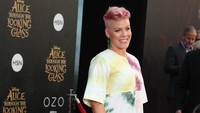 Bagaimana menurut Anda penampilan Pink kali ini? Frederick M. Brown/Getty Images/detikFoto.