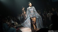 Model berlenggang-lenggok di catwalk.