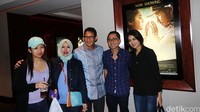 Sandiaga beserta keluarga foto bersama dengan produser Surat Cinta untuk Kartini Lukman Sardi dan Pricillia Pulunggono.