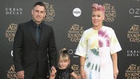 Tak sendiri, Pink ditemani sang suami, Carey Hart dan putrinya, Willow Sage Hart. Frederick M. Brown/Getty Images/detikFoto.