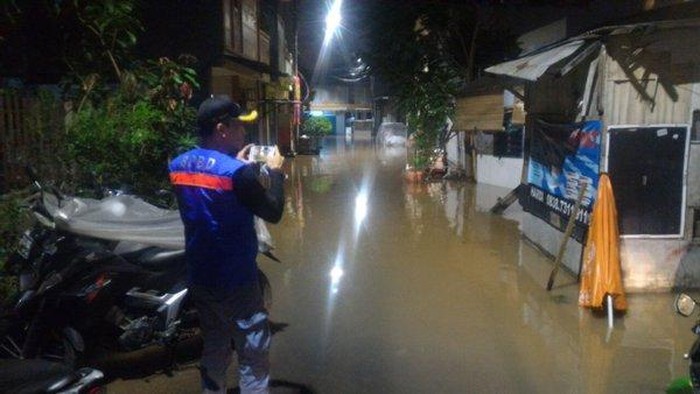 Kali Pesanggrahan Meluap, Perumahan di Kembangan Selatan Banjir 50 Cm