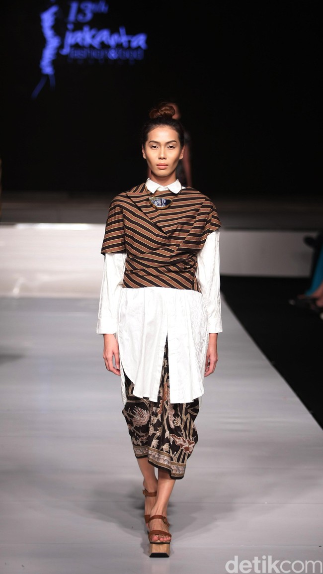 Lulu Lutfi Labibi Jalinan Lungsi Pakan Jakarta Fashion & Food Festival 2016 at Hotel harris. Kelapa Gading. Jakarta. [Foto: Mohammad Abduh/Wolipop]