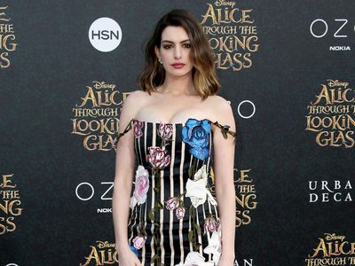 Hot Mom Alert! Anne Hathaway Makin Seksi Pasca Melahirkan