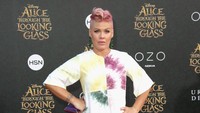 Pelantun Raise Your Glass itu mengenakan dress putih menyapu lantai bermotif tie-dye warna-warni. Frederick M. Brown/Getty Images/detikFoto.