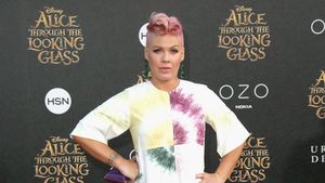 Gaya Pink dengan Dress Tie-Dye, Love It or Leave It?