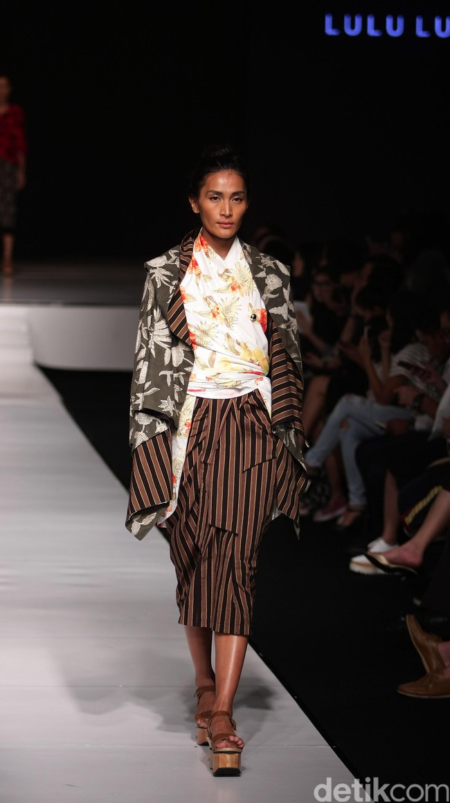 Lulu Lutfi Labibi Jalinan Lungsi Pakan Jakarta Fashion & Food Festival 2016 at Hotel harris. Kelapa Gading. Jakarta. [Foto: Mohammad Abduh/Wolipop]