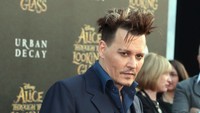 Bintang film Black Mass itu menjadi sorotan saat tiba di lokasi acara. Frederick M. Brown/Getty Images/detikFoto.