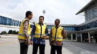 Direktur Keuangan PT Angkasa Pura II Andra Agussalam (tengah), General Manager Bandara Sultan Thaha Syaifuddin Achmad Syahir (kiri), dan Manager Operasional Gurit Setiawan (kanan) berbincang di landasan parkir terminal baru Bandara Sultan Thaha Syaifuddin, Jambi, Rabu (25/5/2016).