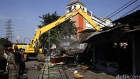 Petugas gabungan menertibkan 31 kios dan bangunan liar yang berdiri diatas saluran air dan taman di Jl Letjen Sutoyo Jakarta Timur, Rabu (25/5/2016).