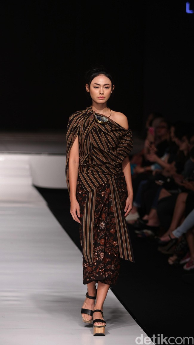 Lulu Lutfi Labibi Jalinan Lungsi Pakan Jakarta Fashion & Food Festival 2016 at Hotel harris. Kelapa Gading. Jakarta. [Foto: Mohammad Abduh/Wolipop]