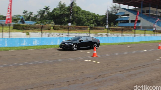 Menguji Honda Civic Berbekal Mesin Turbo