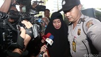 KPK menahan istri Jajang Abdul Kholik, Leni Marliani atas kasus dugaan suap terhadap jaksa Kejati Jabar Deviyanti Rochaeni dan mantan jaksa Kejati jabar yang kini bertugas di Kejati Jateng, Fahri Numallo.