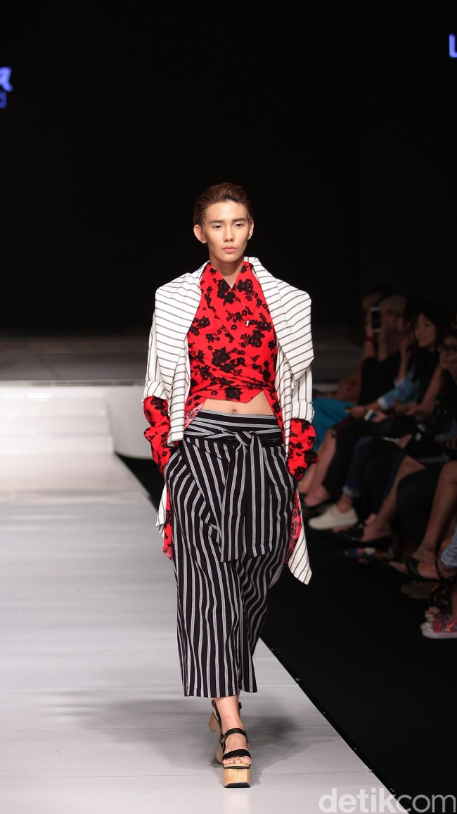 Lulu Lutfi Labibi Jalinan Lungsi Pakan Jakarta Fashion & Food Festival 2016 at Hotel harris. Kelapa Gading. Jakarta. [Foto: Mohammad Abduh/Wolipop]