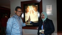 Sandiaga didampingi istrinya Nur Asia nonton film Surat Cinta untuk Kartini di Senayan City.