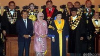 Wapres Jusuf Kalla yang didampingi Mufidah Kalla sempat foto bersama Megawati.