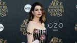 Hot Mom Alert! Anne Hathaway Makin Seksi Pasca Melahirkan