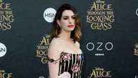 Ia kenakan dress stripes floral dari Christopher Kane dipadu dengan heels dari Christian Louboutin. Frederick M. Brown/Getty Images/detikFoto.