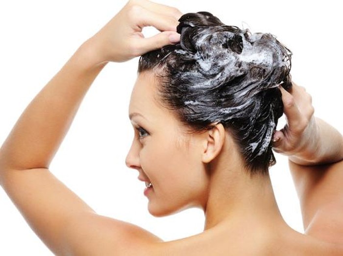 Membilas rambut dengan shampo