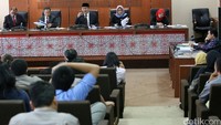 Sidang dipimpin oleh Ketua DKPP Jimly Ashiddiqie.