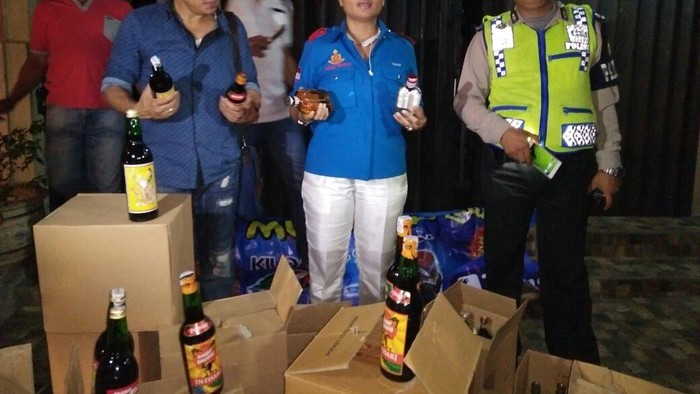 Gelar Razia di Kawasan Pancoran, Polres Jaksel Sita 10 Ribu Botol Miras
