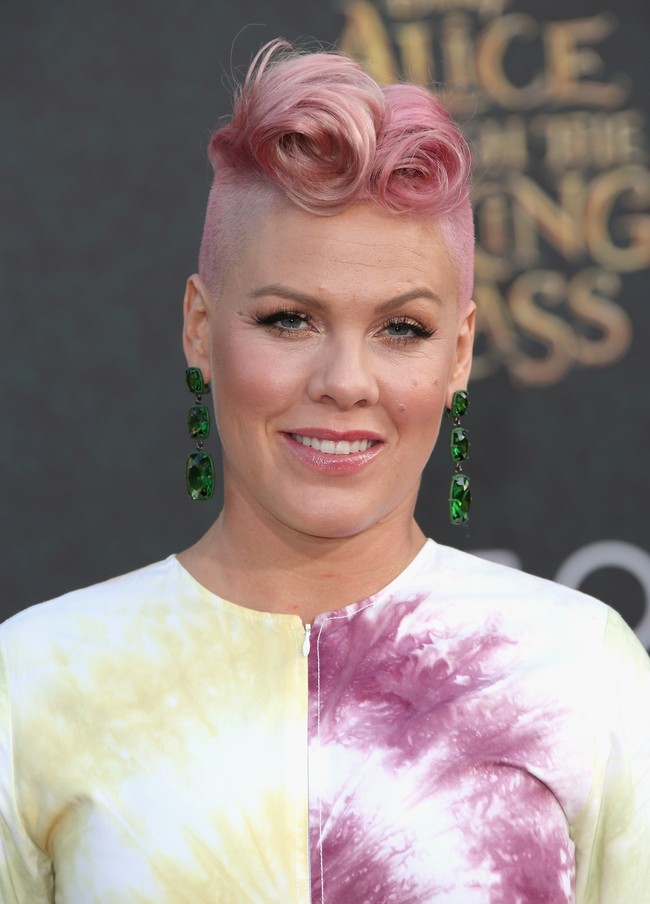 Pink dianggap kurang cantik untuk berada di industri musik. Tapi omongan itu tidak menghalanginya berjuang meniti karier dan kini Pink dikenal sebagai penyanyi simbol ketangguhan dan pemberdayaan wanita dengan lagu yang selalu jadi hits. Foto: Frederick M. Brown/Getty Images