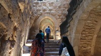 Wisatawan menyusuri koridor Kastil Ajloun. Ada banyak ruangan tempat para pasukan untuk berkumpul di masa lalu (Madin/detikTravel)