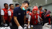 Hasilnya petugas menemukan satu orang awak bus Transjakarta yang positif semu kerena mengonsumsi obat dokter karena yang bersangkutan baru saja kecelakaan dan minum obat penghilang rasa sakit. 